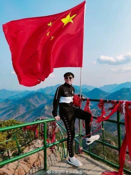 女方半夜给男方盖被，男方说没事，你现在是最重要的，你要好好休息，我没钱我怎么样都行？游戏画面