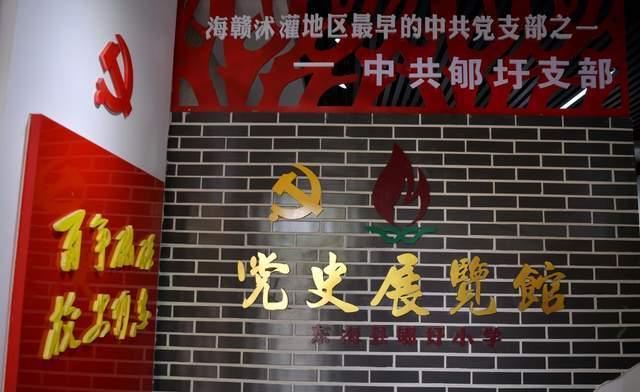 黑白相间的时尚连衣裙，散发出柔美的气质，你觉得好看吗？游戏画面